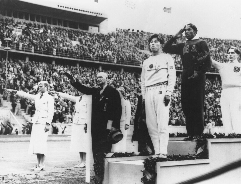 Jesse-Owens-podium-winners-gold-medal-1936-1936.thumb.jpg.9bab90c1af65fb01ed85b7dc482ac671.jpg