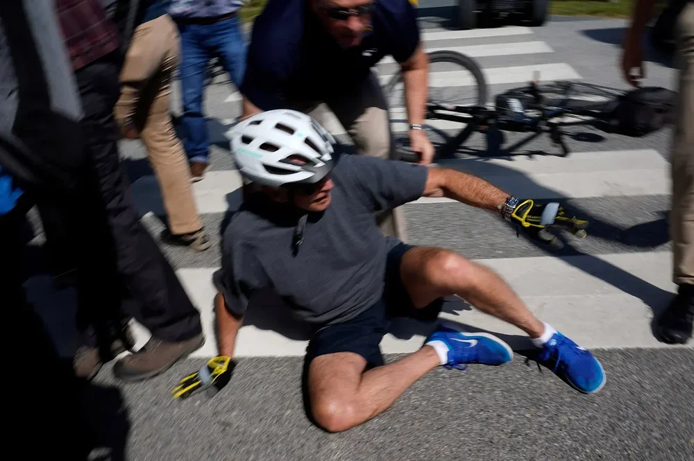 biden-falling-off-bike-2.thumb.webp.07c115d6e9069a14bc8ec63f3dcd0530.webp